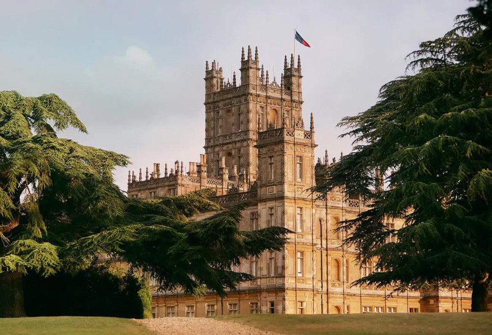 Το κάστρο Highclere της σειράς Downton Abbey στο Airbnb: Με 150 λίρες θα δειπνήσετε και με τον κόμη (φωτο)
