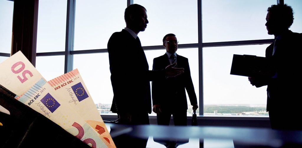 «Πόλεμο» στην υποδηλωμένη εργασία ξεκινάει η κυβέρνηση – Πώς θα κερδίζεται το αφορολόγητο