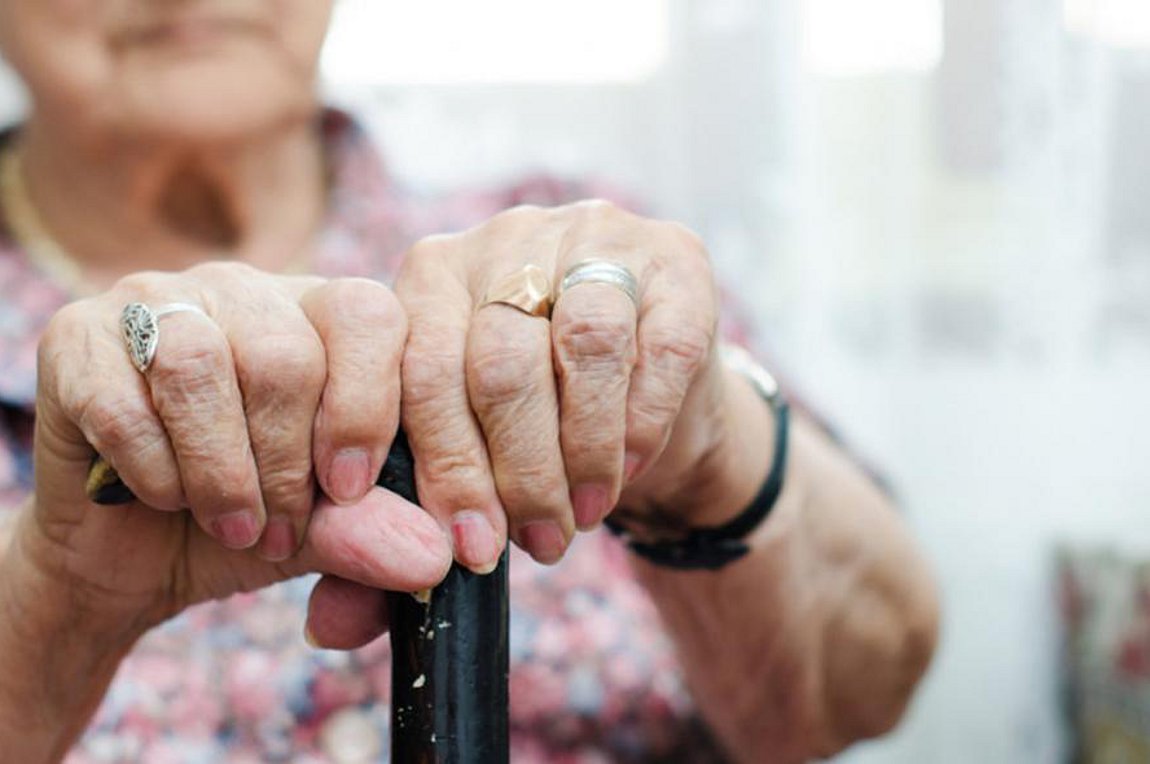 Ηλικιωμένη στη Λαμία αντιστάθηκε με την μαγκούρα της σε Ρομά ληστή – Τράπηκε σε φυγή