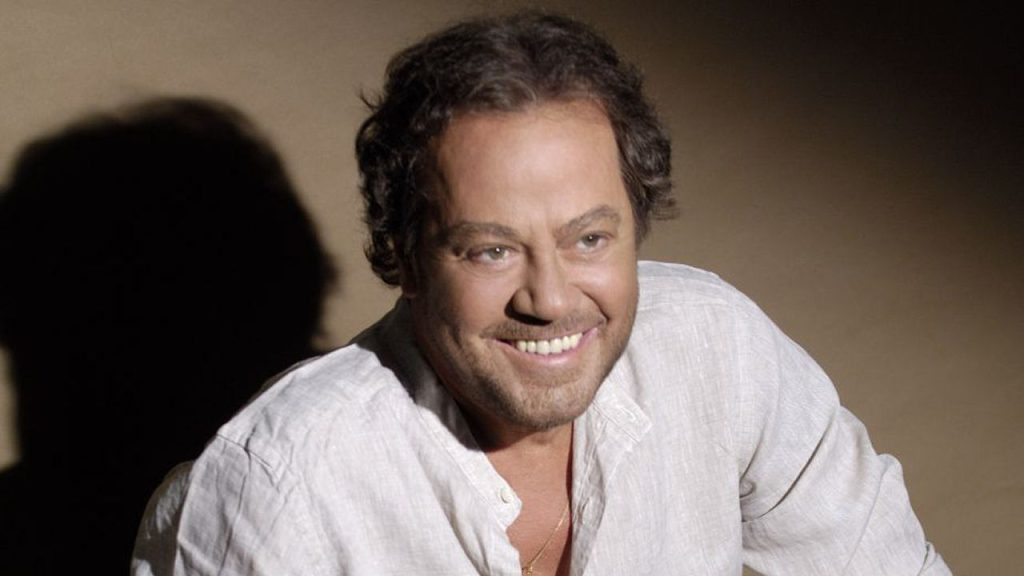 Αυτή είναι η κούκλα αεροσυνοδός που «έκλεψε» την καρδιά του Γιάννη Πάριου (φώτο)