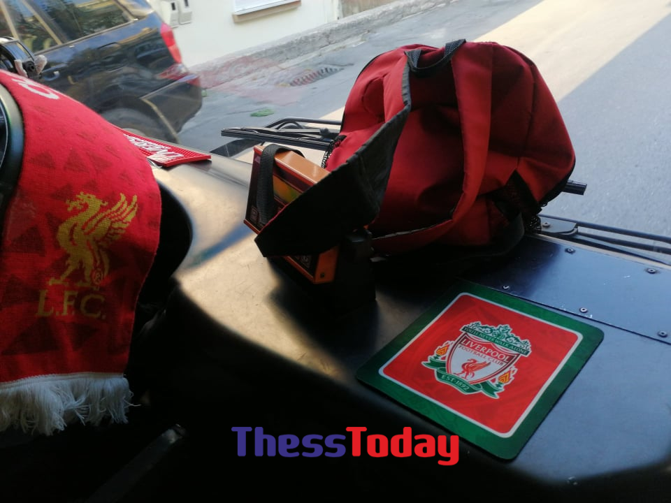 Μετέτρεψε το παμπρίζ του λεωφορείου σε… «ναό» της Λίβερπουλ (φώτο)