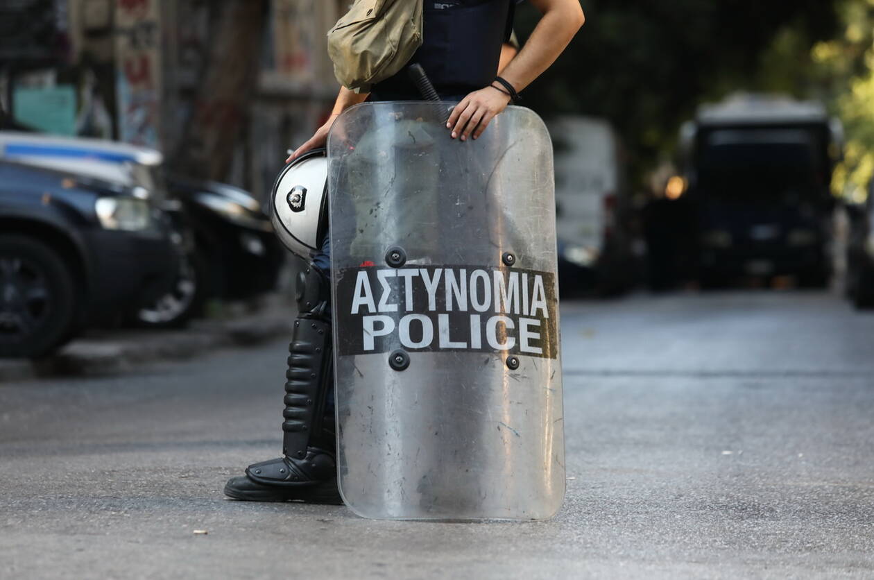 Η ΕΛ.ΑΣ «καθαρίζει» το κέντρο της Αθήνας: Επιχείρηση σε υπό κατάληψη κτήριο στην πλατεία Βάθης (βίντεο-φωτο) (upd)