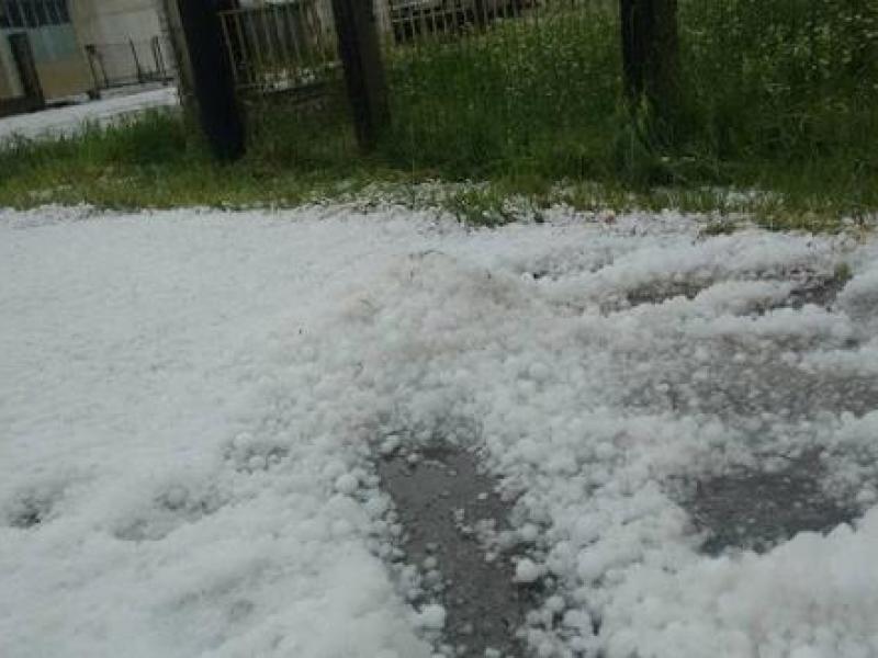 Ισχυρή χαλαζόπτωση στα Τρίκαλα – Πέφτει στους 10 βαθμούς η θερμοκρασία