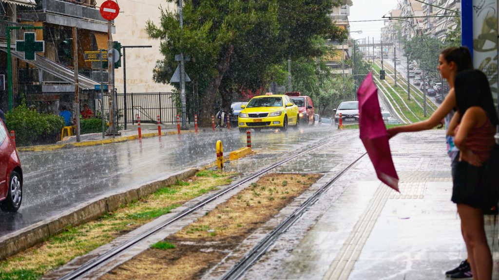 Σαββατοκύριακο με συννεφιές και βροχές – Ραγδαία βελτίωση και καλοκαιρινές θερμοκρασίες από Δευτέρα