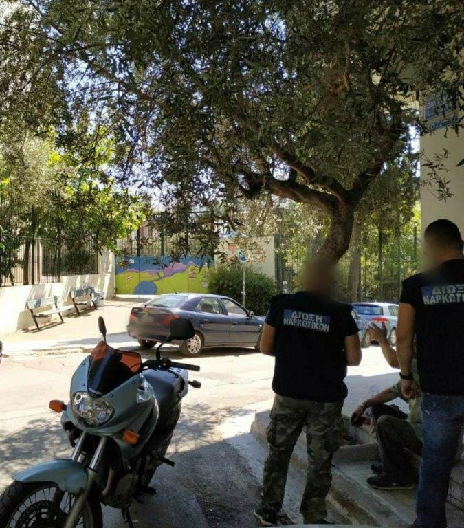 Kαισαριανή και Παγκράτι: Έλεγχοι της αστυνομίας έξω από σχολεία για διακίνηση ναρκωτικών – 5 προσαγωγές (φωτο)