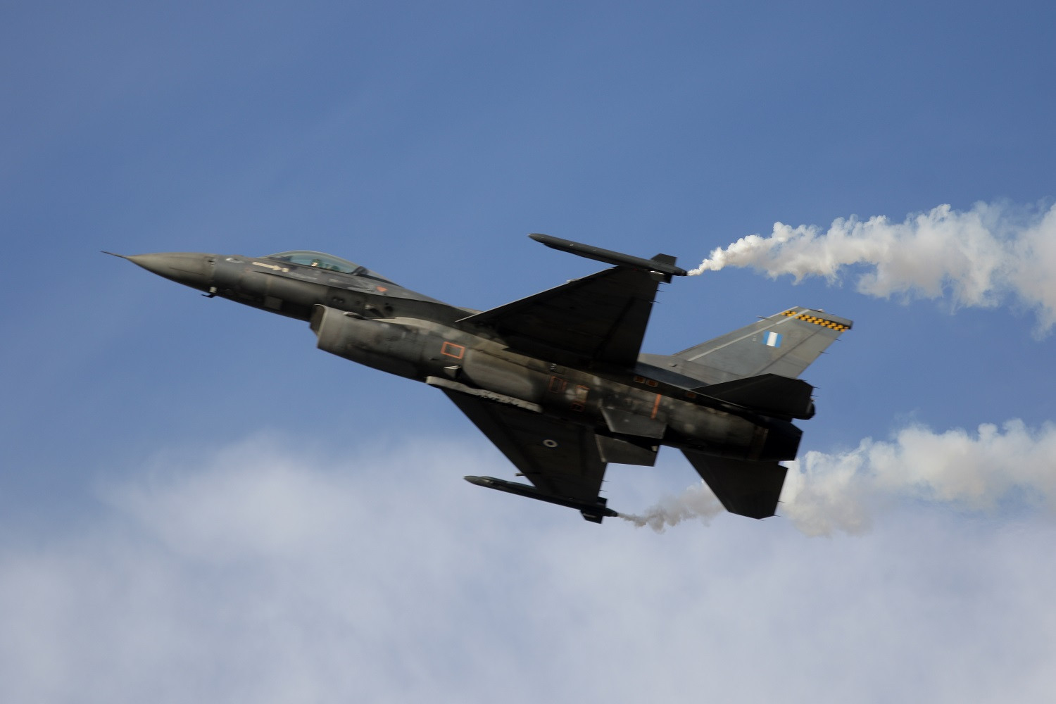 Συνετρίβη μαχητικό αεροσκάφος F-16 στη Γαλλία (φώτο)