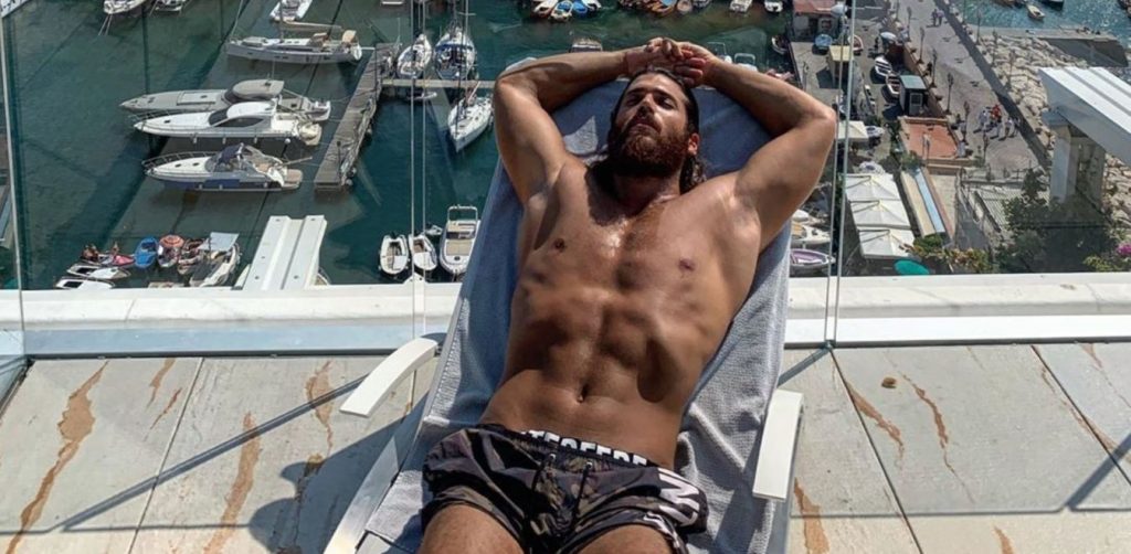 Ο πρωταγωνιστής της σειράς «Φτερωτός θεός» μιλά σε βίντεο λίγο πριν έρθει στην Αθήνα (βίντεο)