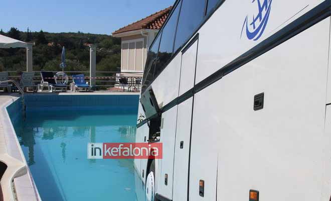 Απίστευτo: Λεωφορείο έπεσε σε πισίνα ξενοδοχείου (φωτο)