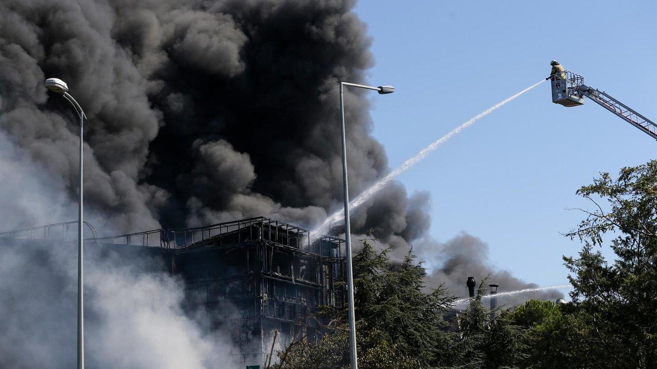 Κωνσταντινούπολη: Τεράστια πυρκαγιά σε εργοστάσιο χημικών μετά από έκρηξη – Δύο τραυματίες