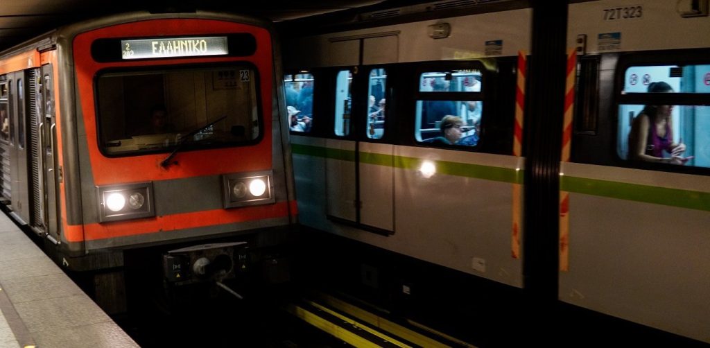 Ανασύρθηκε έχοντας τις αισθήσεις του ο άνδρας που έπεσε στις ράγες του μετρό στον Άγιο Δημήτριο
