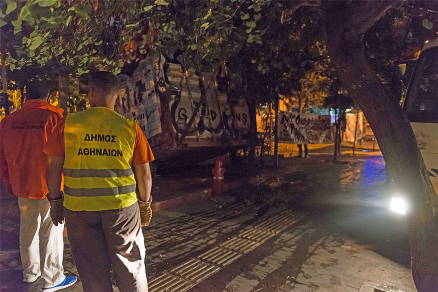 Εξάρχεια: Δείτε φωτογραφίες από το «ξήλωμα» του «ΚΕΠ» των αναρχικών (βίντεο-φωτο)