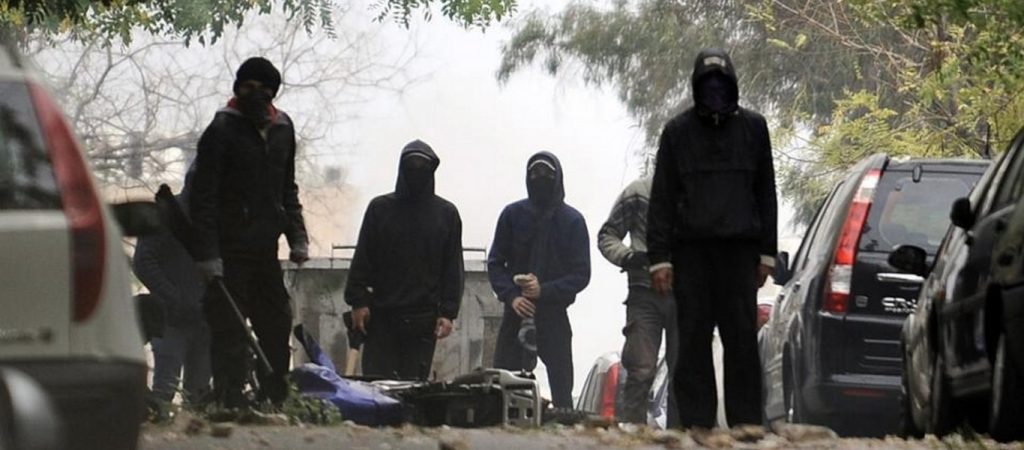 Βίντεο: Eφοδος περιθωριακών στο «απελευθερωμένο» κτίριο της Σ.Τρικούπη: «Εσπασαν» τον αστυνομικό κλοιό & το ανακατέλαβαν