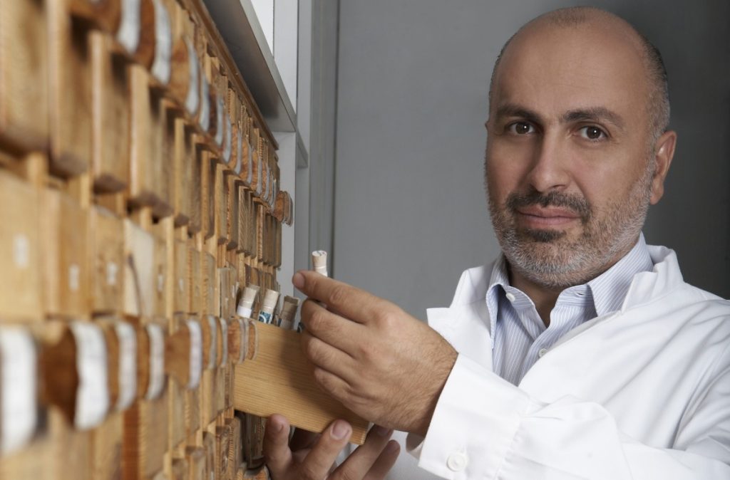 Θύμα των «κλεφτών με το μέικ απ» έπεσε ο επιχειρηματίας Γιώργος Κορρές – Στην πλατεία Συντάγματος