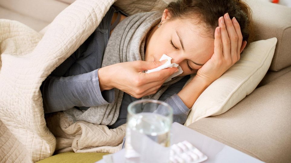 Τα συμπτώματα που δείχνουν πως η γρίπη γυρνά σε πνευμονία