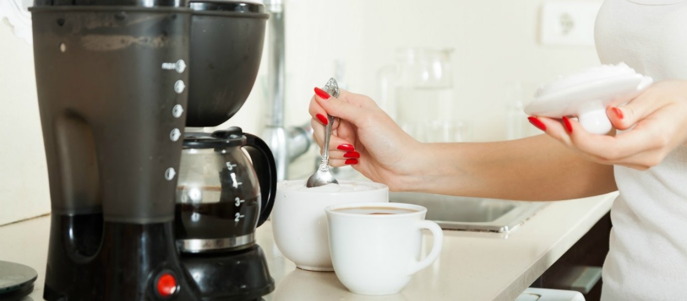Καθάρισε την καφετιέρα σου από τα άλατα μέσα σε λίγα λεπτά με αυτόν τον έξυπνο τρόπο