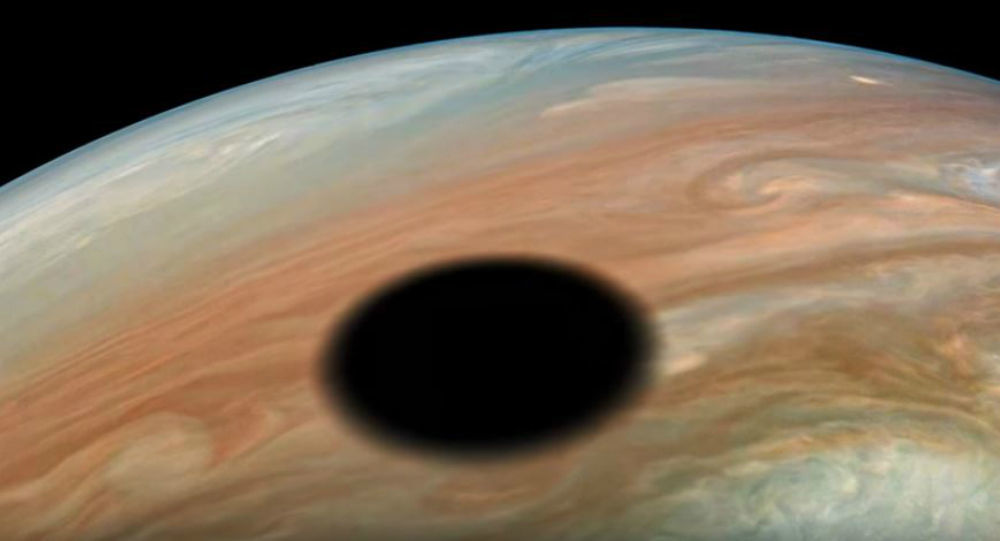 Μυστηριώδης φωτογραφία: Τεράστια σκοτεινή κηλίδα πέφτει στην επιφάνεια του πλανήτη Δία (βίντεο)