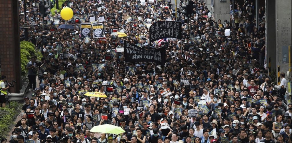 Χονγκ Κονγκ: «Χαμός» σε αντικυβερνητική διαδήλωση – Δακρυγόνα και βόμβες μολότοφ