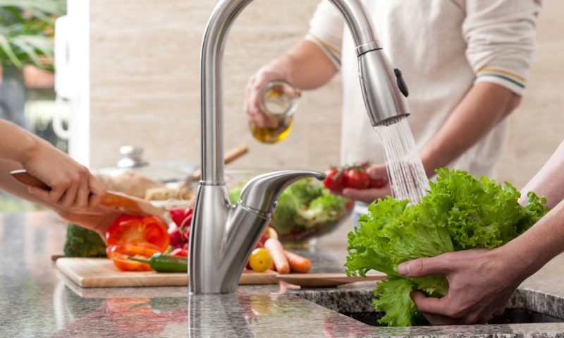 Ποιες τροφές πρέπει να πλένεις πάντα και ποιες δεν χρειάζεται;