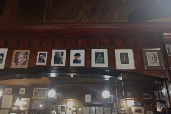 Εκεί όπου τα προβλήματα μένουν απ’ έξω – Μια βραδιά στο πιο θρυλικό μπαρ της Αθήνας