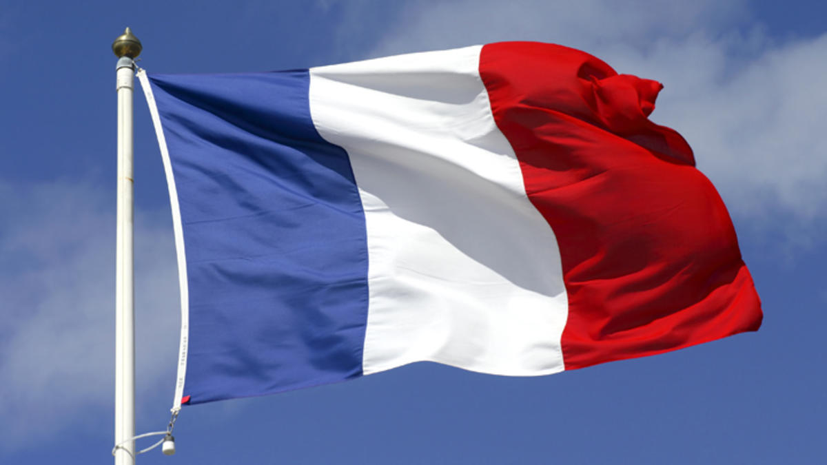 Γαλλία: Δήμαρχος υποχρεώνει τους κατοίκους «να είναι χαρούμενοι» – Βάζει «τέλος» και στην «λυπητερή μουσική»