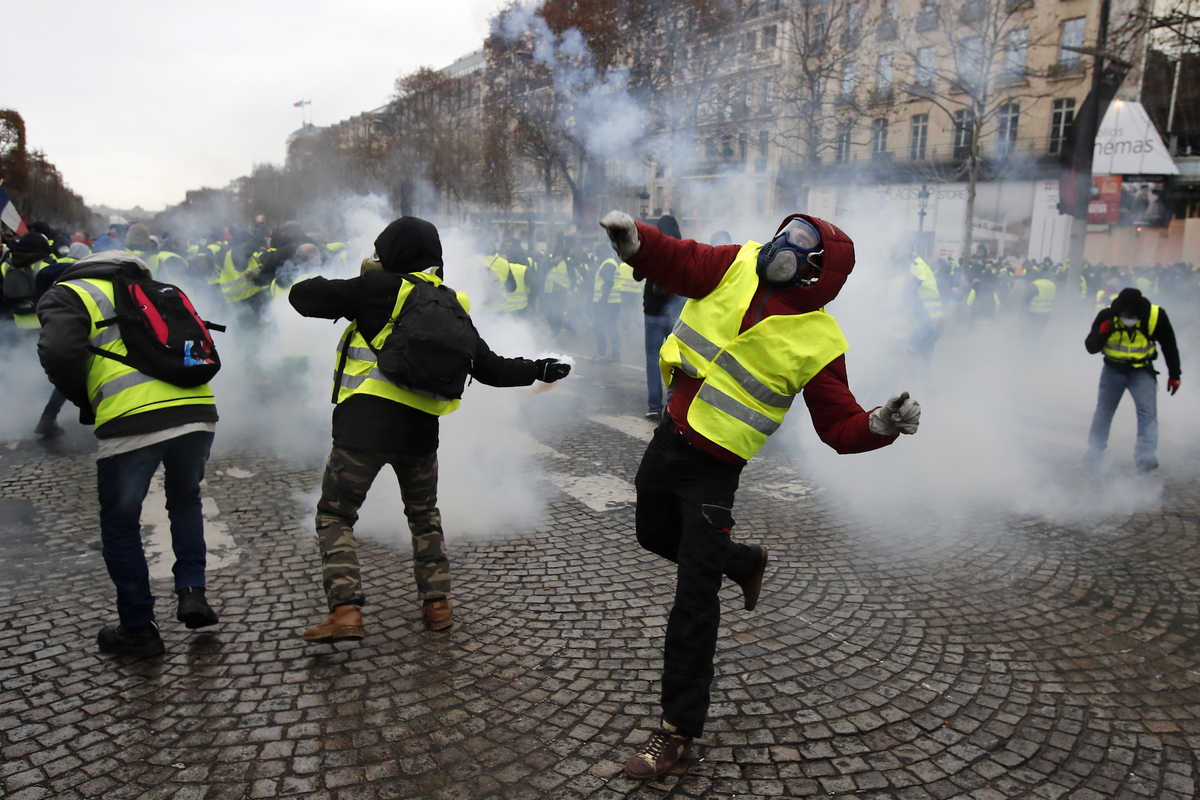 Παρίσι: Διαδηλώσεις ξανά για τα «Κίτρινα Γιλέκα» – 7.500 αστυνομικοί στους δρόμους – Δακρυγόνα και προσαγωγές (βίντεο)