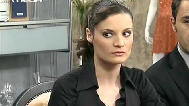 Θυμάστε την κακιά από το «Μαρία η Άσχημη»; Δείτε την για πρώτη φορά να ποζάρει τόπλες 10 χρόνια μετά