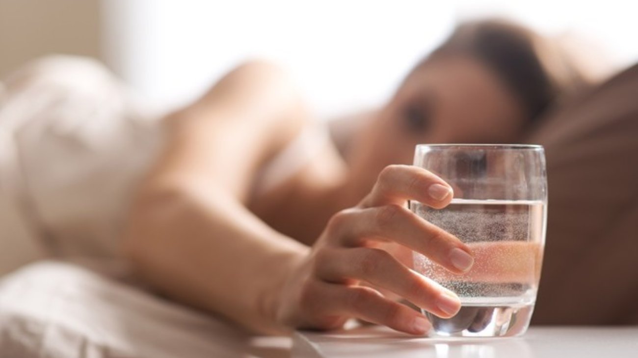 Γιατί δεν πρέπει να πίνετε νερό από το ποτήρι που έχετε δίπλα σας τη νύχτα;