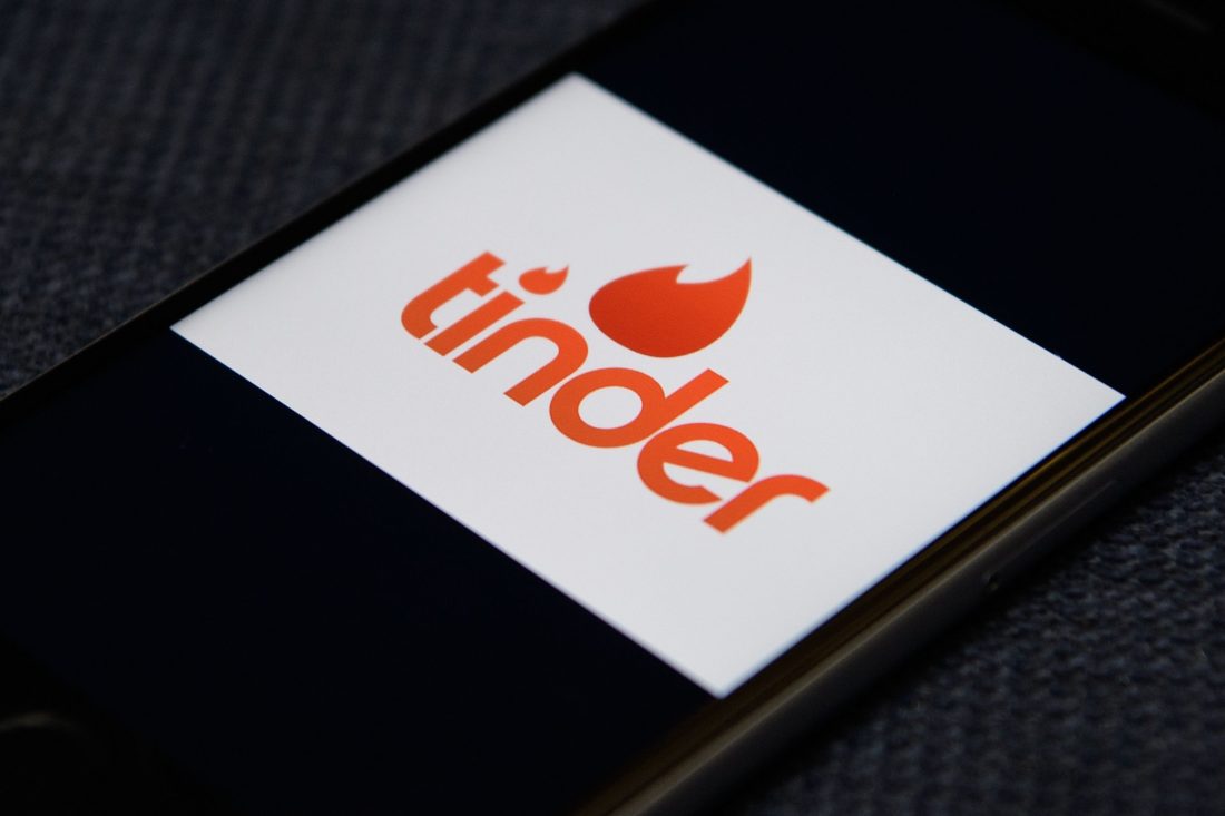 Η 83χρονη που προτιμούν οι νέοι εραστές στο Tinder (βίντεο)