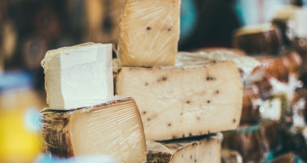 Εσύ ήξερες γιατί το τυρί δεν πρέπει να αποθηκεύεται με διάφανη μεμβράνη;