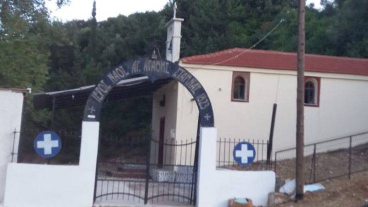 «Πνιγμένο» στα σκουπίδια το προαύλιο του Ιερού Ναού στο Αιτωλικό έναν μήνα μετά το πανηγύρι – Απαράδεχτες εικόνες (φωτο)