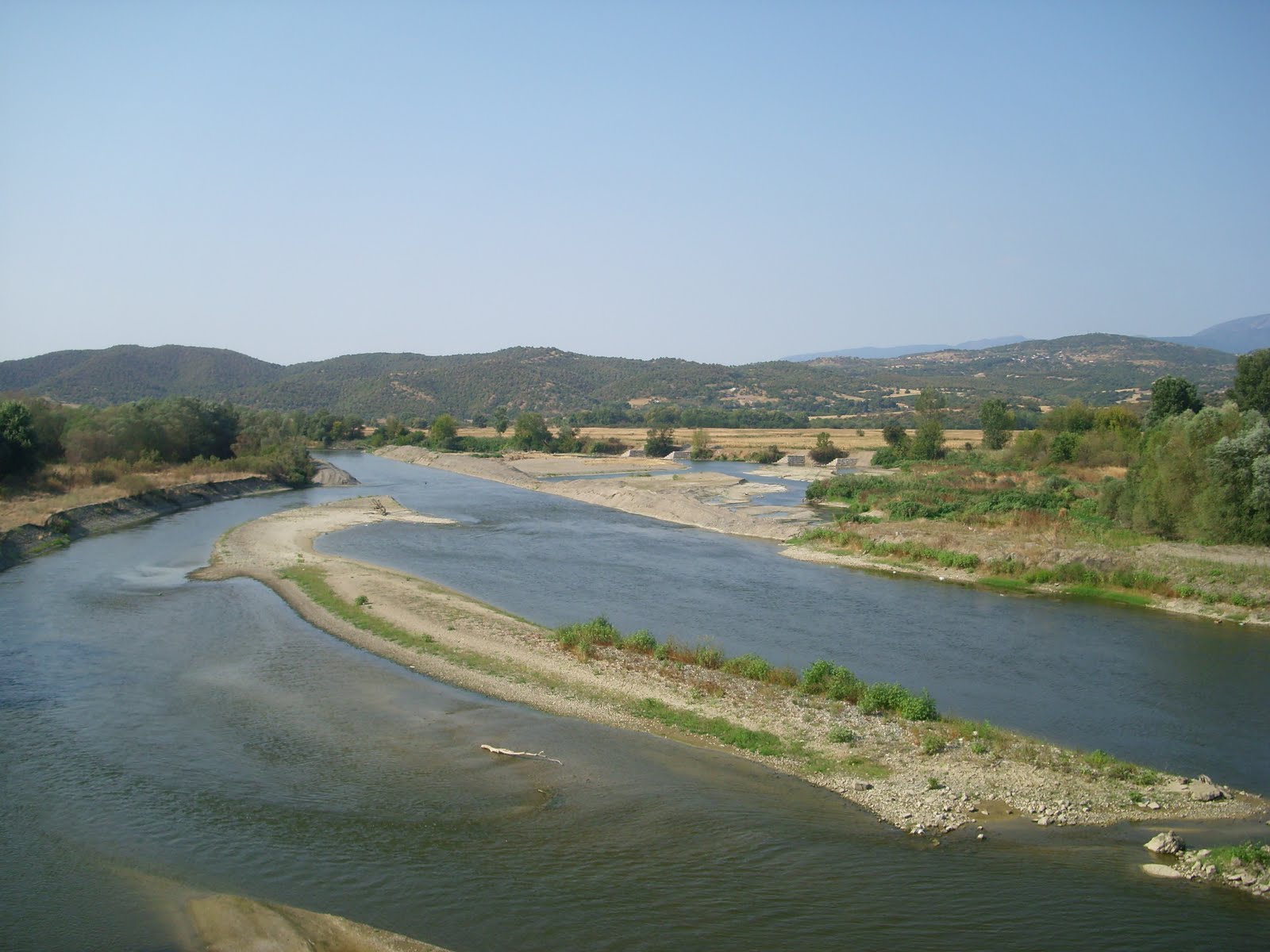 Ανησυχία από μόλυνση του Αξιού ποταμού στα Σκόπια – Χιλιάδες νεκρά ψάρια