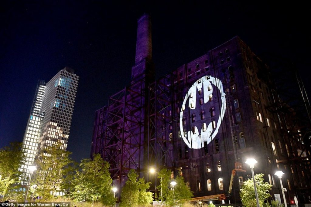 Η «νυχτερίδα» του Μπάτμαν σε 13 πόλεις για τα 80 χρόνια του υπερήρωα