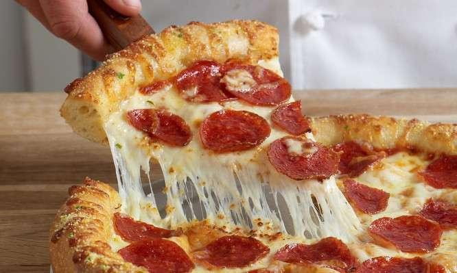 Η απόλυτη «αναμέτρηση»: Πίτσα απλή ή σπέσιαλ; – Δείτε τις θερμίδες ανά κομμάτι!