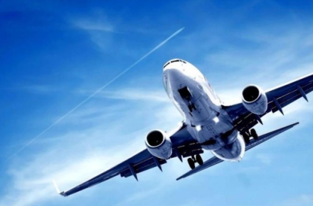 Έκτακτη προσγείωση για  αεροπλάνο της American Airlines – Επιβάτης άναψε τσιγάρο με μαριχουάνα (βίντεο)