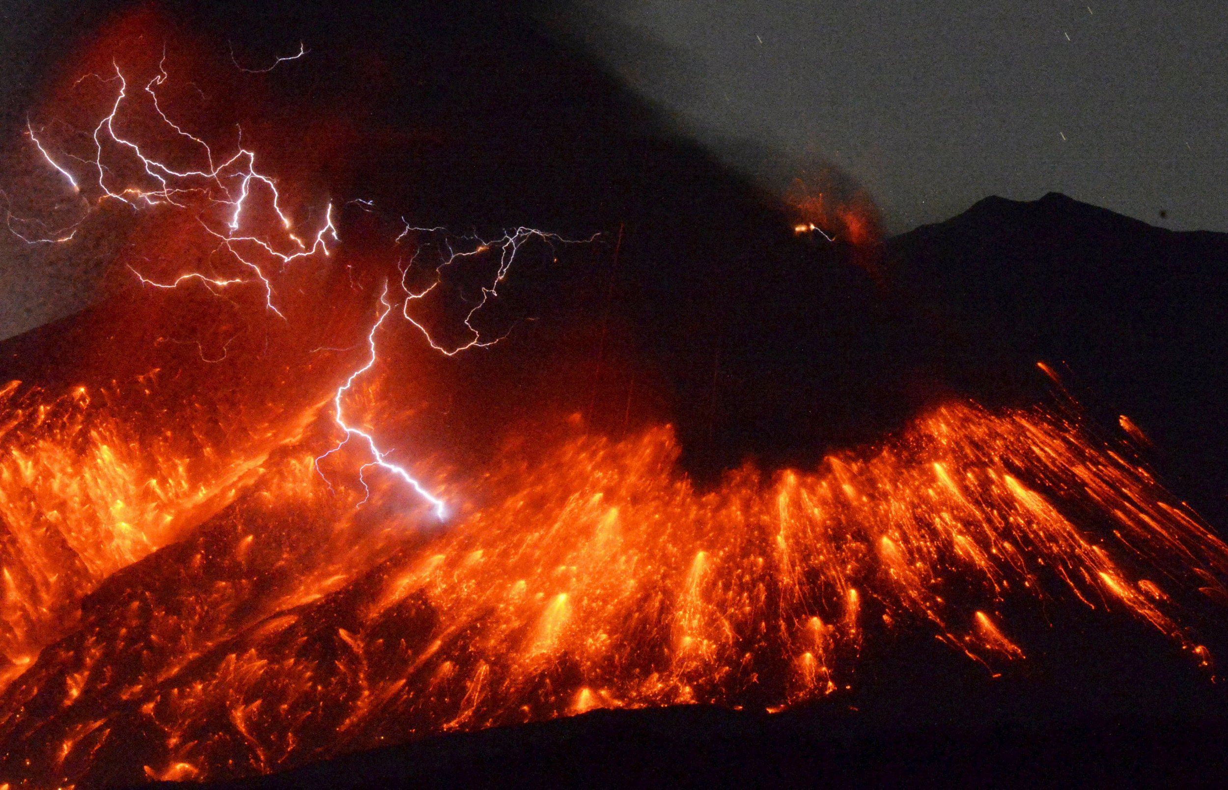 Ιαπωνία: Εκπληκτικές εικόνες από την έκρηξη του ηφαιστείου Sakurajima