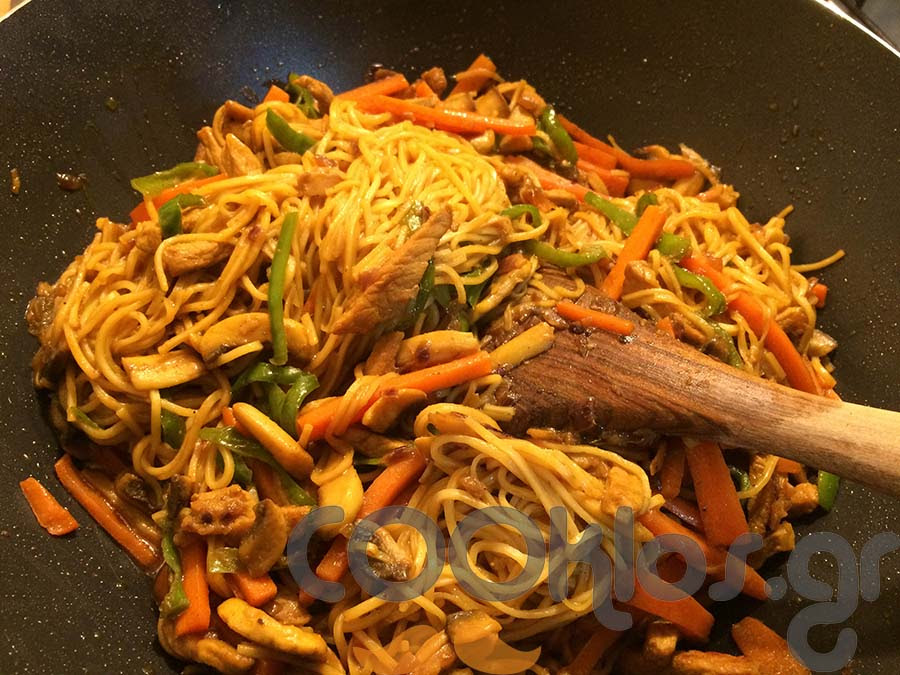 Η συνταγή της ημέρας: Noodles με κοτόπουλο και λαχανικά