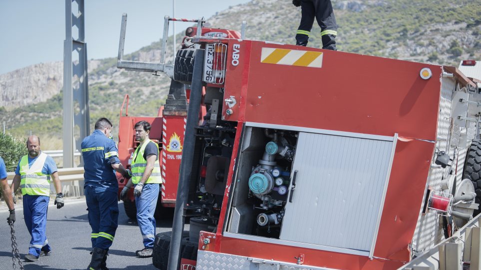 Νέα Μάκρη: Ανετράπη πυροσβεστικό όχημα – Δύο σοβαρά τραυματίες