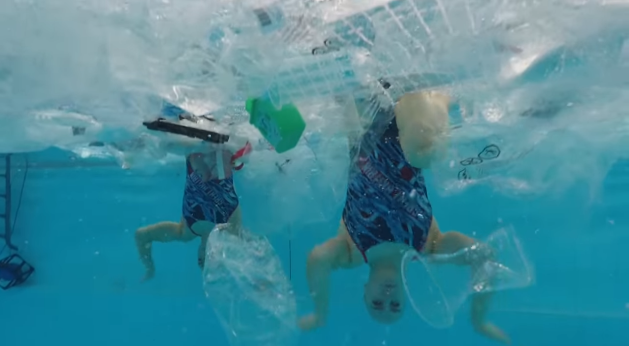 Ένα αλλιώτικο αθλητικό σόου – Αθλητές βούτηξαν σε πισίνα γεμάτη πλαστικά σκουπίδια (βίντεο)