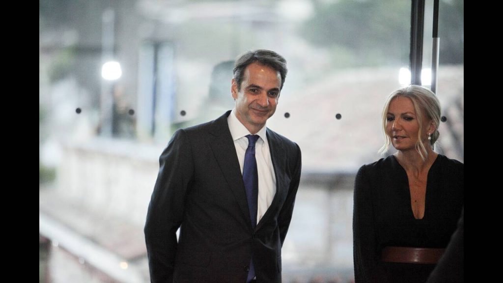 Κ.Μητσοτάκης: H άφιξη στο ξενοδοχείο με τη σύζυγό του Μαρέβα (βίντεο)