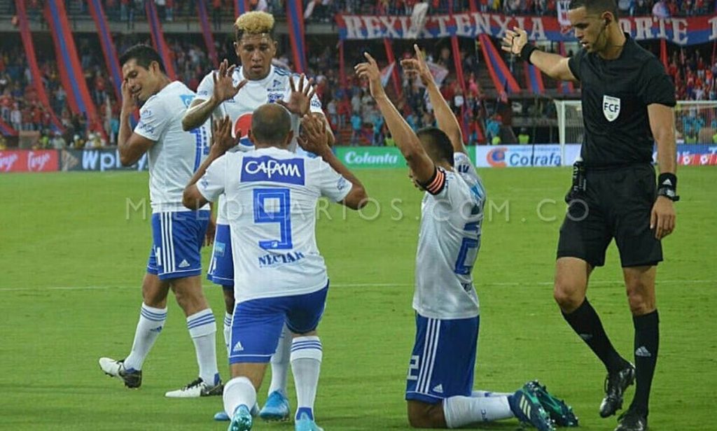 Απίστευτο σκηνικό στην Κολομβία! Πέταξαν μαχαίρι στους αντίπαλους που πανηγύριζαν (βίντεο)