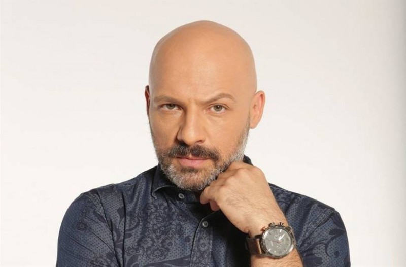 Νίκος Μουτσινάς: Έπεσε το ρεύμα στην πρεμιέρα του (βίντεο)