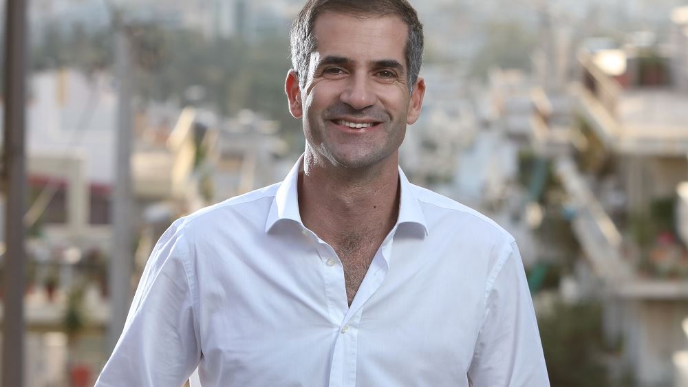 O Κώστας Μπακογιάννης δίνει το μήνυμα του για την Αθήνα στη νοηματική (βίντεο)