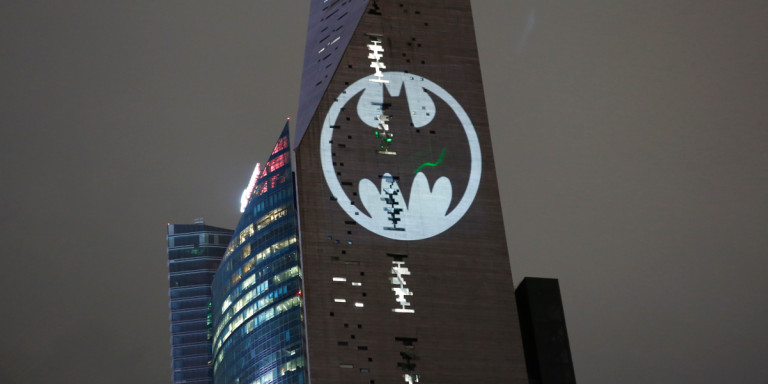 Batman is back: Aφησε το στίγμα του σε 13 πόλεις σε όλο τον κόσμο