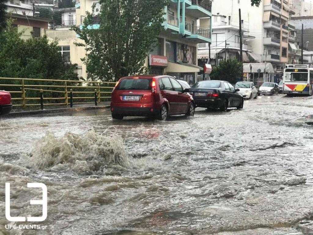 Θεσσαλονίκη: «Πλημμύρισαν» οι δρόμοι από την βροχή – Σφοδρή η κακοκαιρία (βίντεο)