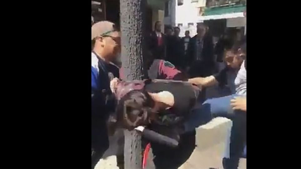 Οπου δεν πίπτει…νόμος: Όχλος ξυλοφόρτωσε διαρρήκτη δεμένο σε κολόνα του ηλεκτρικού
