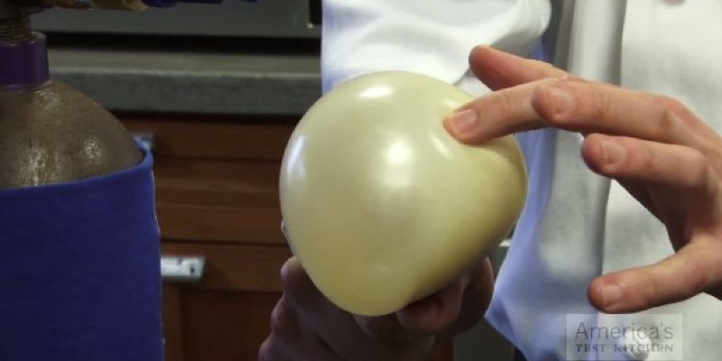 Αυτή η ουσία στα φαγητά φουσκώνει σαν ένα μπαλόνι (βίντεο)