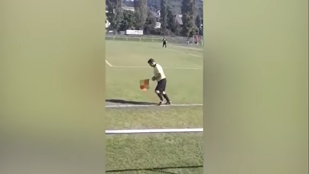 Βοηθός διαιτητή έκανε «οκταράκια» από το μεθύσι… αλλά αρνούνταν να εγκαταλείψει (βίντεο)