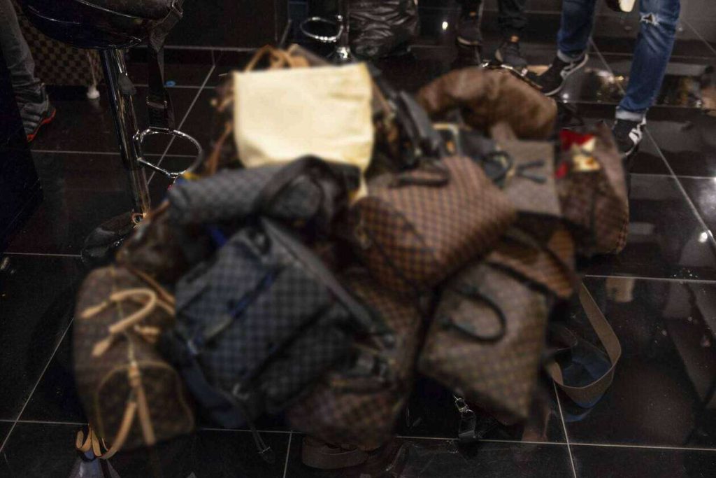 Αγία Βαρβάρα: Στη φάκα δεκάδες προϊόντα «μαϊμούδες» και όπλα (φωτο)