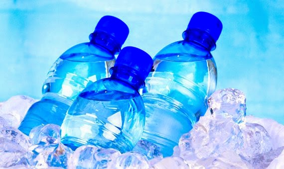 Ιδού τί μπορεί να πάθετε από ένα πλαστικό μπουκάλι νερού!