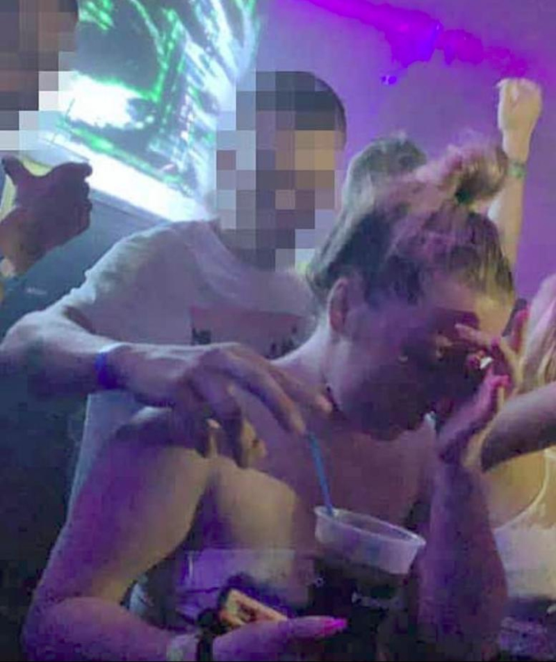 Tουρίστρια καταγράφει τη φίλη της σε στιγμή ζάλης – Της είχαν ρίξει ουσία στο ποτό (φωτο)